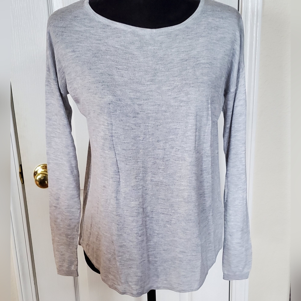 H&M Basic long sleeve, round neck, gray lightweight sweater top. Sz XS